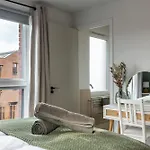 Modern 5 Bedroom Town House With Off St Parking