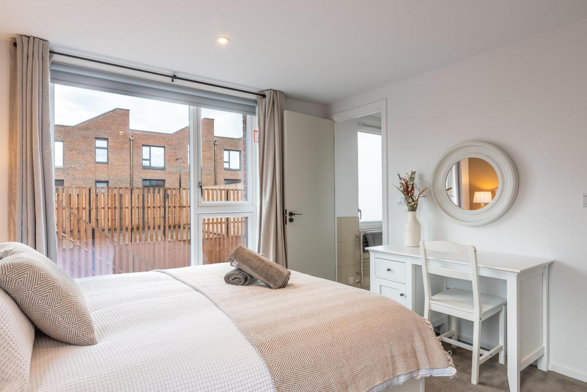 Modern 5 Bedroom Town House With Off St Parking *