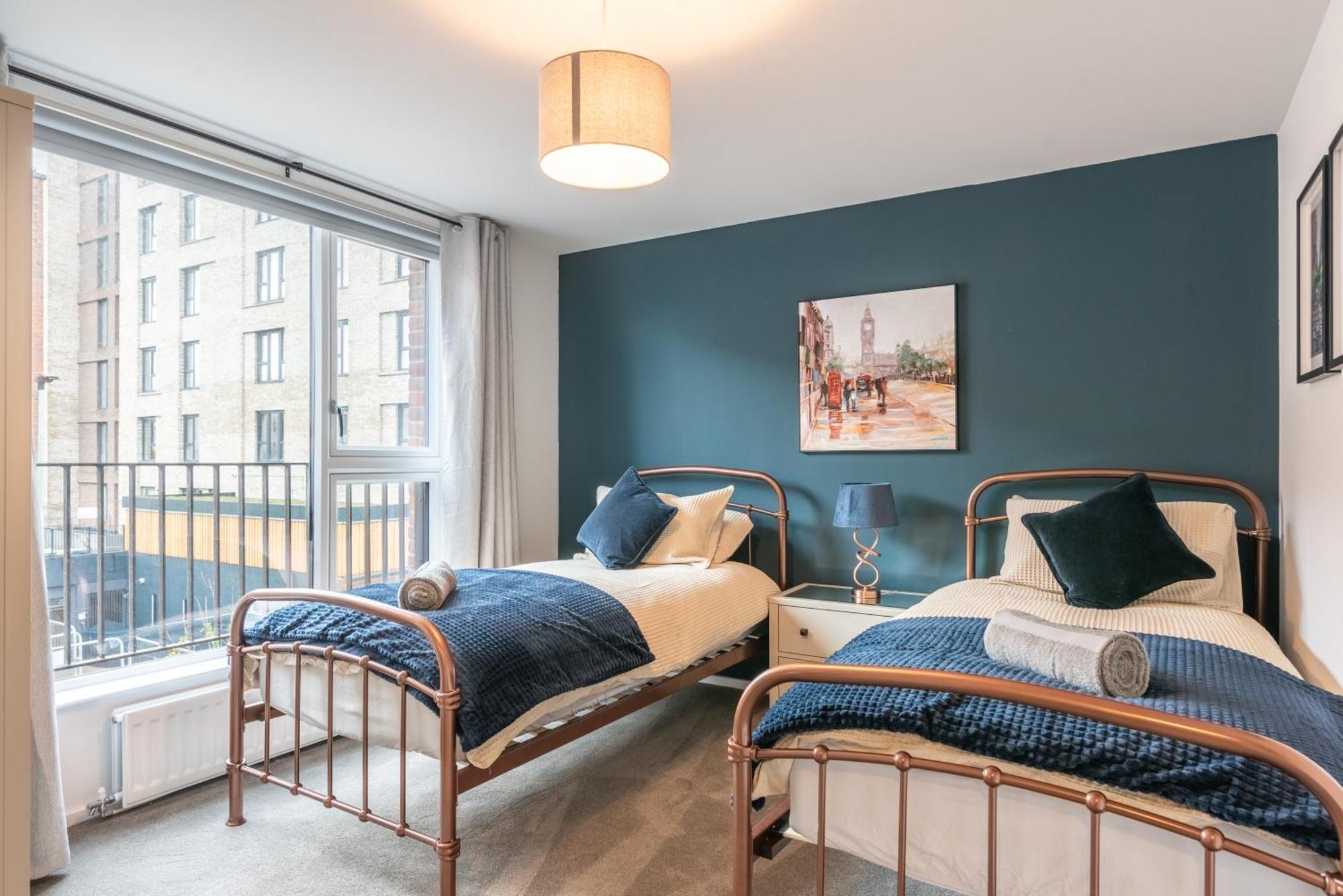Modern 5 Bedroom Town House With Off St Parking