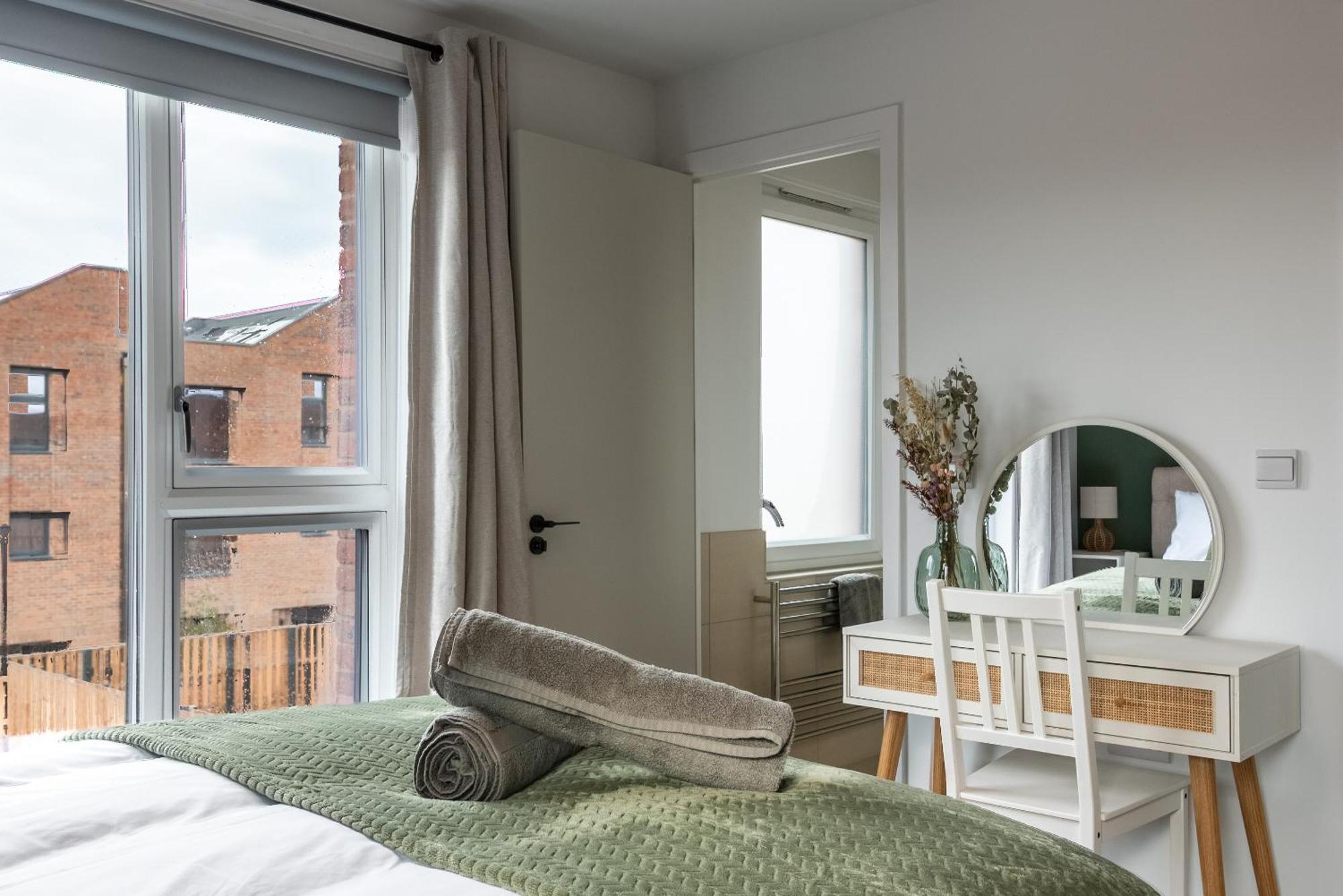 Modern 5 Bedroom Town House With Off St Parking